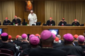6 octobre 2014 : Discours du pape François lors du synode sur la famille. Vatican, Rome, Italie. October 06, 2014: Pope Francis delivers his speech during the Synod on the Families, to cardinals and bishops gathering in the Synod Aula, at the Vatican, Rome, Italy.